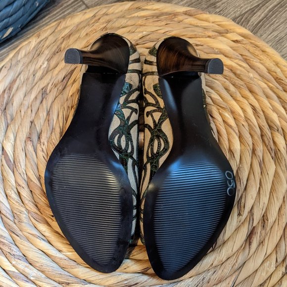 NWOT (W6.5) - CARLOS SANTANA Suede Peeptoe Pump - Picture 6 of 8